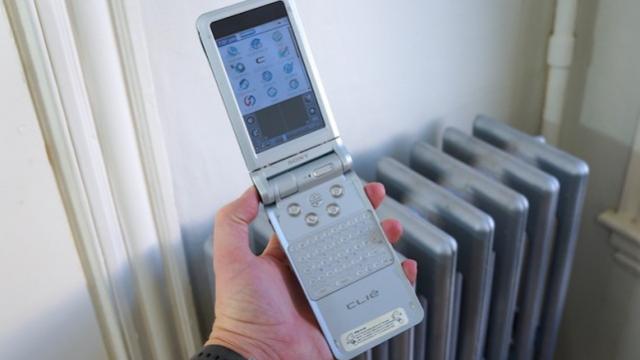 <b>Sony CLIÉ PEG-NR70 e o revoluție din 2003, un PDA pe steroizi ce stârnește nostalgie (Video)</b>De fiecare dată când privim către trecutul unei companii aflate pe marginea prăpastiei și găsim un terminal arătos sau puternic, ne întrebăm ce anume a mers greșit la un moment dat. Spre exemplu Sony, care e pe cale să își piardă secțiunea...