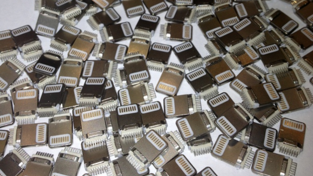 <b>Conectorul Apple Lightning hackuit, ușurează debuggingul pentru jailbreak-uri viitoare</b>Comunitatea jailbreak și hack iOS a primit o veste importanta în weekendul care s-a încheiat și anume că portul Apple Lightning a fost în sfârșit hackuit. Securitatea sa a fost compromisă de către hackeri pricepuți, după cum anunța pe...