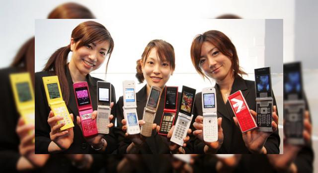 <b>Telefoanele cu clapeta rămân populare În Japonia, smartphone-urile sunt În scădere de cotă</b>întotdeauna când vedem un telefon nou cu clapetă, acesta e destinat fie pieței din Statele Unite, fie celei din Japonia, două țări mari consumatoare de handseturi cu acest format. Ei bine, Japonia duce pasiunea pentru "flip phones" la un nou nivel,...