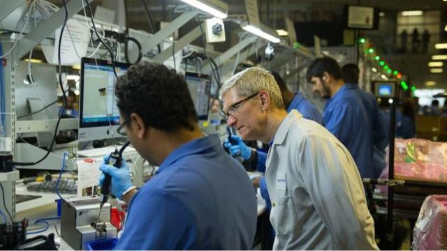 <b>Surse coreene susțin că Apple “vânează” experții Samsung în materie de tehnologie</b>Potrivit unui raport dezvăluit astăzi de către publicația koreatimes.co.kr, se pare că cei de la Apple &icirc;ncearcă să-i facă pe unii dintre angajații Samsung să părăsească compania pentru un loc &icirc;n cadrul sediului din Cupertino. Este...
