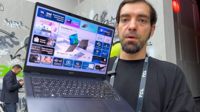 <b>IFA 2024: Hands-on cu Acer TravelMate P6 14 AI - Un laptop business subțire și ușor, cu CPU Intel Core Ultra și funcții AI Copilot+</b>La IFA 2024 din Berlin, Acer a prezentat noul TravelMate P6 14 AI, un laptop conceput pentru cei care călătoresc mult și au nevoie de un dispozitiv portabil și puternic. TravelMate P6 14 AI cântărește sub 1 kg și vine echipat cu noile procesoare