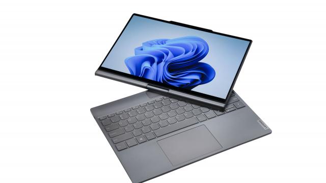 <b>IFA 2024: Lenovo are un laptop cu ecran rotativ care te urmărește prin cameră</b>Dacă la MWC 2024, la standul Lenovo/Motorola, trona un laptop cu ecran transparent, ei bine, la IFA 2024 apare un laptop concept cu ecran rotativ. Se numește Lenovo Auto Twist AI PC și are o balama motorizată care îi permite ecranului