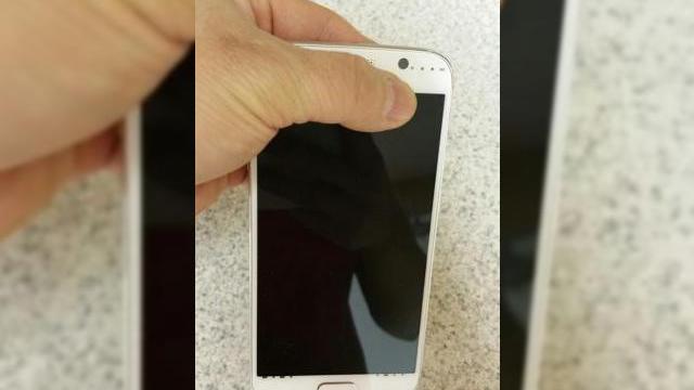 <b>Imagini cu Samsung Galayx S6 în varianta prototip ajung pe web prin intermediul unui utilizator XDA Developers</b>După numeroasele scăpări din ultimul timp ce l-au avut pe HTC One M9 ca subiect principal, astăzi e r&acirc;ndul lui Samsung Galaxy S6 să se afișeze &icirc;n mediul online, de această dată &icirc;n imagini live și nu randări. Noile fotografii ce...