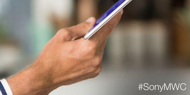 <b>Tableta Sony Xperia Z4 are parte de o nouă scăpare; aparent aceasta poate fi utilizată cu o singură mână fără probleme</b>Cu doar 2 zile înainte de startul târgului de tehnologie Mobile World Congress din Barcelona, cei de la Sony ne dezvăluie astăzi o nouă imagine teaser cu tableta Xperia Z4 pe care am remarcat-o și zilele trecute în cadrul unor...