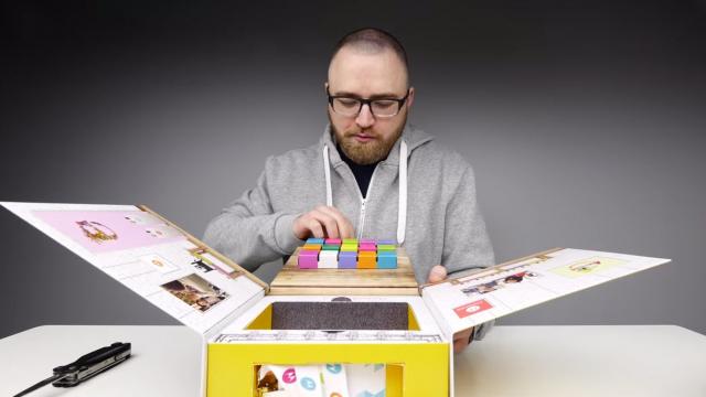 <b>Cutia-surpriza de la Motorola primeşte un unboxing; Cel mai original ambalaj e cel al lui Moto E 2015 (Video)</b>Săptăm&acirc;na trecută aflăm că Motorola va trimite o serie de pachete surpriză către redacţiile tech din toată lumea, &icirc;n dată de 25 februarie. Ei bine, cutiile au sosit şi ele sunt foarte inedite, iar la interior se află noul telefon...