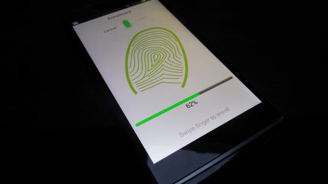 <b>În curând Allview îşi va lăsa amprenta asupra ta prin E3 Sign; Şi tu îţi vei lăsa asupra sa...</b>Misterul celor două telefoane Allview pe care ni le pregăteşte firma autohtonă &icirc;ncepe să se estompeze şi aflăm că unul dintre handseturi, cel care vă oferă un scanner pentru amprente ni se dezvăluie azi &icirc;n noi imagini şi detalii....