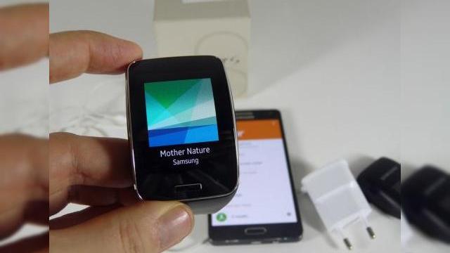 <b>Samsung Gear S unboxing + tutorial pairing: scoatem din cutie primul ceas smart independent de la Samsung (Video)</b>Dacă tot avem &icirc;n teste un Samsung Galaxy A5, am decis să &icirc;l folosim pentru pairing şi activarea smartwatchului Samsung Gear S, primit recent &icirc;n teste de la Samsung Rom&acirc;nia. Acest produs a debutat toamna trecută şi costă...