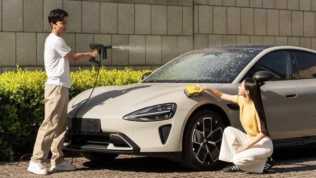 <b>Uită de cozile de la spălătorie! Cu Xiaomi Mijia Cordless Car Wash îți speli singur mașina în curte, rapid și eficient</b>Dacă stai la casă și ai o curte suficient de mare pentru un garaj, atunci cu siguranță ai și locul necesar pentru a-ți spăla singur mașina și evita cozile de la spălătorie. În acest sens te poate ajuta Xiaomi Mijia Cordless Car Wash 2 MJXCJ002QW