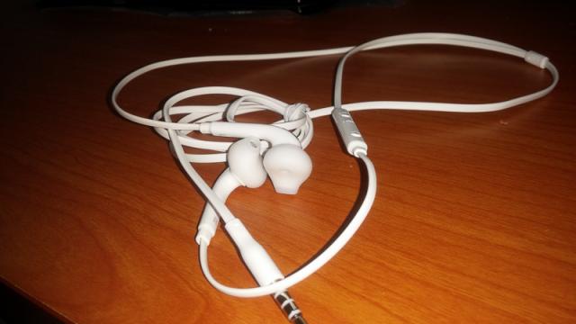<b>Căştile lui Samsung Galaxy S6 fotografiate în premieră, seamănă izbitor de mult cu Apple Earpods</b>Se pare că nu doar profilul şi partea de jos a lui Apple Earpods seamănă cu un iPhone, ci există şi o similaritate &icirc;ntre căştile acestui flagship şi Apple Earpods. Cel puţin asta deducem dacă aruncăm o privire pe imaginile de mai jos....