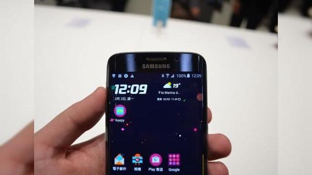 <b>MWC 2015: Samsung Galaxy S6 Edge îşi dezvăluie funcţiile marginilor curbate în acest hands on explicativ (Video)</b>V-am prezentat deja o experienţă hands on rapidă cu Samsung Galaxy S6 Edge şi acum revenim cu un clip explicativ, axat pe muchiile sale rotunjite. Mai multe detalii are Claudiu Sima, &icirc;n clipul de mai jos. &nbsp; Aflaţi că făc&acirc;nd swipe...