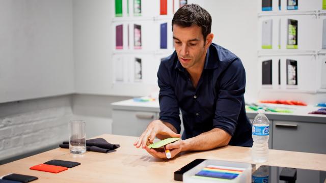 <b>MWC 2015: Designerul şef de la HTC ne explică deciziile luate cu privire la designul lui HTC One M9 (Video)</b>Ultima oară c&acirc;nd am văzut un interviu cu Claude Zellweger, el ne explica de ce sunt cool telefoanele HTC 8X şi 8S şi la drept vorbind ele erau destul de cool. Ei bine, cei de la The Verge l-au prins pe Claude la MWC 2015 şi au realizat un...