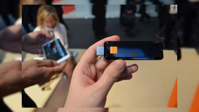 <b>MWC 2015: Orange TV Stick hands-on - micul dongle care aduce conţinuturile de pe smartphone pe TV (Video)</b>Orange Rom&acirc;nia a anunţat &icirc;n această săptăm&acirc;nă debutul stickului Orange TV şi deja l-am văzut &icirc;n acţiune la MWC 2015. Acesta este un mic dongle care se conectează la televizor şi aduce conţinuturile de pe tableta şi...