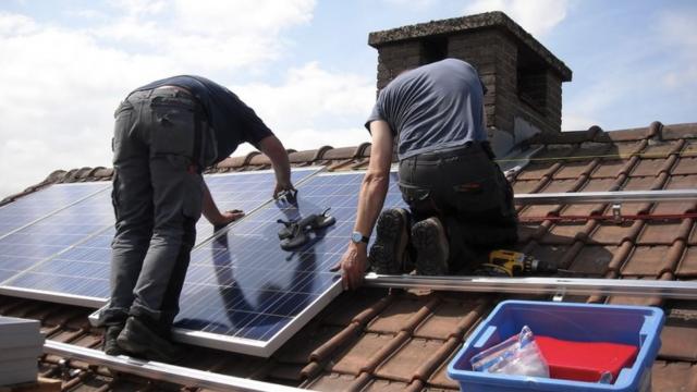 <b>Programul Casa Verde Fotovoltaice 2024 se lansează pe 27 septembrie; Ce buget are și ce acte sunt necesare?</b>Suntem din nou în acea perioadă a anului când încep programele de susținere a celor care doresc să adopte soluții de alimentare alternative. Astfel, pe 27 septembrie 2024 începe programul Casa Verde Fotovoltaice pentru persoane fizice