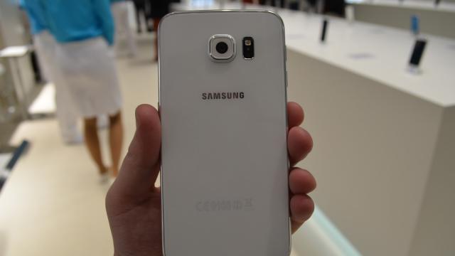<b>Pre-comenzile pentru Samsung Galaxy S6 și S6 Edge depășesc pragul de 20 milioane de unități</b>Anunțate chiar la &icirc;nceput de martie, noile flagship-uri ale producătorului sud-coreean Samsung, și anume Galaxy S6, respectiv S6 Edge, se pregătesc pentru un debut comercial pe data de 10 aprilie la nivel global. &Icirc;n așteptarea acestei...
