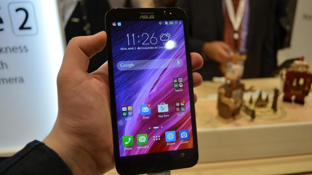 <b>Asus ZenFone 2 lansat comercial în Taiwan; varianta cu 4 GB RAM nu trece de pragul de 300$!</b>Unul dintre smartphone-urile ce le-am văzut săptămâna trecută la târgul Mobile World Congress 2015 a fost și modelul ZenFone 2, device ce sosește în variante cu 2 sau 4 GB RAM. Astăzi, producătorul anunță disponibilitatea...