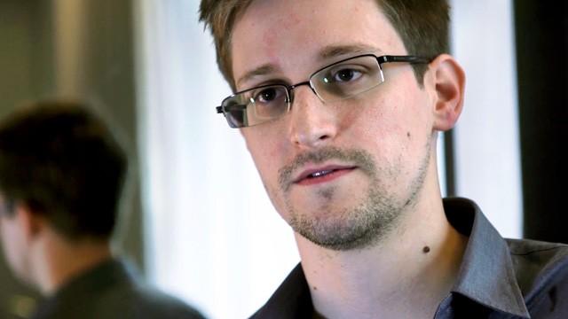 <b>CIA a lucrat la hackuri pentru iPhone din prima zi a existenţei handsetului, conform lui Edward Snowden</b>Noi ne bucurăm când vedem o scăpare a unui telefon nelansat încă şi îi apreciem pe "leaksteri", dar cel mai mare astfel de leakster de pe planetă este Edward Snowden. El nu scapa informaţii despre telefoane... ci secrete de stat....