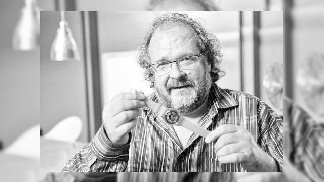 <b>Apple ar putea vinde la fel de multe ceasuri ca întreaga Elveţie, ameninţând afacerile companiilor elveţiene, conform unui inventator Swatch</b>Elmar Mock, co-inventator Swatch a declarat pentru Bloomberg că Apple va avea succes cu al său Watch, ameninţând chiar întreaga industrie elveţiană de ceasuri. Aceasta datează de 4 secole şi ar putea intra în criza din cauza...