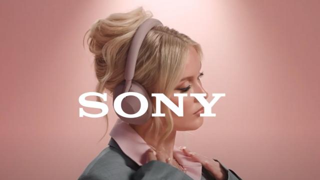 <b>Sony colaborează cu Zara Larsson şi lansează căştile WH-1000XM5 în versiunea Smoky Pink</b>Sony a anunţat lansarea unei colaborări cu cântăreaţa Zara Larsson, care aduce o versiune Smoky Pink a căştilor premiate WH-1000XM5. Acestea au funcţie de anulare a zgomotului, autonomie generoasă şi design ergonomic