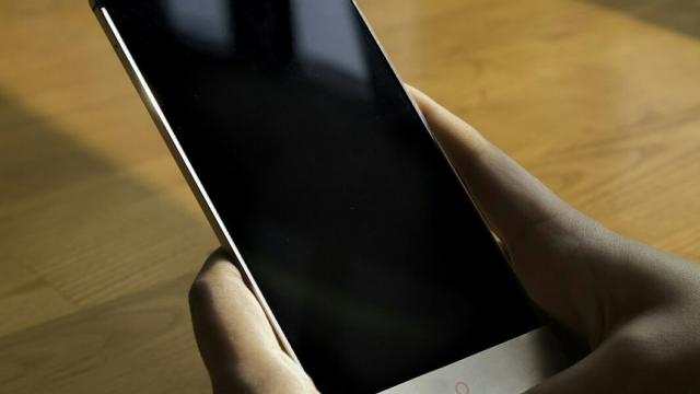 <b>Nubia Z9 este smartphone-ul cu display edge-to-edge pe care toți îl așteptam; iată cum arată acesta în imagini live</b>Sharp Aquos Crystal a fost smartphone-ul care anul trecut ne-a impresionat prin design-ul său inedit ce integra un display edge-to-edge, concept care pare a prinde din ce &icirc;n ce mai mult printre producătorii de origine chineză. Astăzi avem ocazia...
