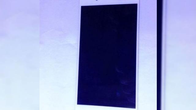 <b>Un presupus panou de display al lui Sony Xperia Z4 ajunge pe web; Ecranul este unul Quad HD de 5.2 inch</b>Cu câteva zile în urma vedeam o serie de fotografii de presă cu Sony Xperia Z4, iar azi scăpările continuă, de această dată cu panoul de display al handsetului. Acest LCD a ajuns pe web sub formă de fotografii postate pe forumul de...