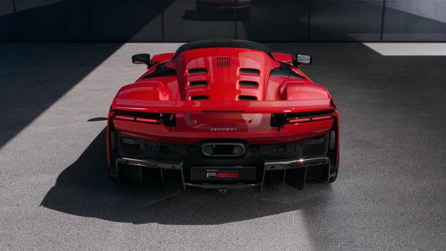 <b>Ferrari F80 dezvăluit: cel mai puternic Ferrari are 1200 de cai putere, șasiu din fibră de carbon</b>Ferrari a prezentat în această săptămână noua sa supermașină, modelul F80, care imediat a primit titlul de „cel mai puternic Ferrari din istorie”. Nu de alta, dar are nu mai puțin de 1200 de cai putere. Hypermașina beneficiază de un motor V6 hibrid și o..