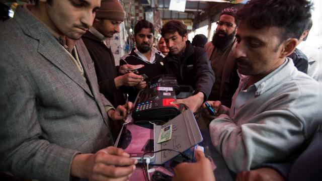 <b>Guvernul pakistanez ia măsuri pentru prevenirea atacurilor teroriste; posesorii de telefoane sunt chemați pentru verificarea SIM-urilor prin amprente</b>Din c&acirc;te aflăm astăzi, guvernul pakistanez a luat o măsură inedită &icirc;n ceea ce privește prevenirea atacurilor teroriste. Mai precis, toți utilizatorii unui telefon mobil sunt chemați pentru a li se verifica SIM-ul, verificare prin care...