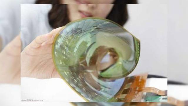 <b>Samsung plănuiește lansarea unui smartphone pliabil; rivalul LG lucrează în schimb la un display transparent</b>Încă din 2013, Samsung și LG au introdus pe piață aproximativ în același interval de timp primele terminale cu display-uri curbate, modelele în cauză fiind Galaxy Round, respectiv G Flex. Urmând aceeași rețetă, ambele...