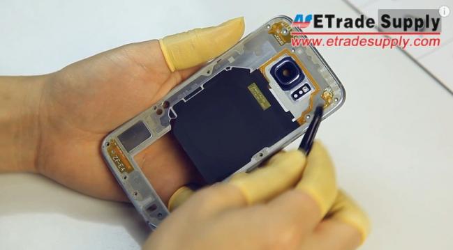 <b>Samsung Galaxy S6 este disecat în faţa camerei, pare destul de greu de dezasamblat (Video)</b>De fiecare dată c&acirc;nd debutează un flagship nou el trece prin inevitabilele teste ce implică trasul cu mitraliera &icirc;n el, trecutul prin mixer sau dezasamblarea &icirc;n faţa camerei. Dacă Galaxy S6 nu a păţit primele 2 fatalităţi, ei...
