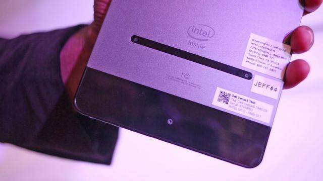 <b>Tehnologia Intel Real Sense detaliată într-un clip hands on cu tableta Dell Venue 8 7000 (Video)</b>Tableta Dell Venue 8 7000 a devenit populară spre finalul anului trecut, reuşind să fie foarte subţire şi să ofere dotări de top. Ea se remarcă prin cele 3 camere din spate şi prin tehnologia 3D, care îi permite să măsoare adâncimea...