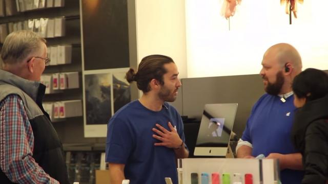 <b>A venit 1 aprilie mai devreme? ”Angajaţi” Apple Store recomandă produse Microsoft, în cadrul unei farse (Video)</b>Ce e fascinant la farsa de mai jos nu e ca nişte băieţi s-au deghizat &icirc;n angajaţi de la un Apple Store şi au recomandat produse Microsoft, ci că a durat at&acirc;t p&acirc;nă să &icirc;i vina cuiva ideea de a face o farsă de genul. &nbsp; E...