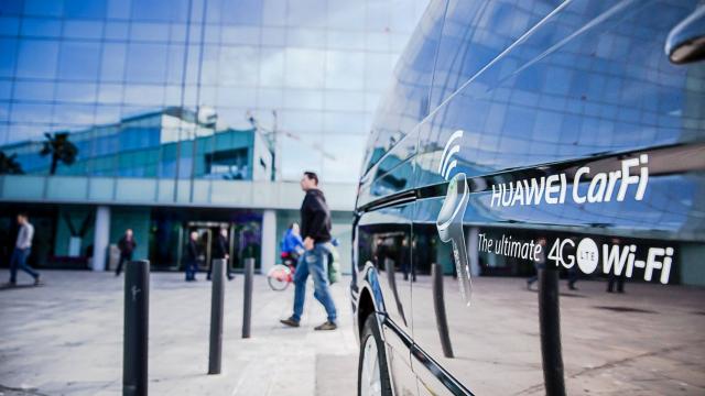 <b>Orange și Huawei România anunță lansarea unei soluții pentru echiparea mașinilor cu WiFi</b>Cât timp m-am aflat prin Barcelona pentru show-ul Mobile World Congress nu am putut să nu observ numeroasele automobile de culoare neagră pe care era scris Huawei Car-Fi. Acest nume ascunde o soluție Wi-Fi la bordul vehiculului, soluție care...
