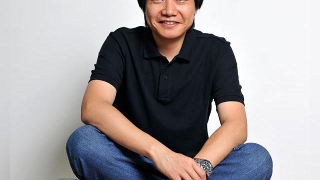 <b>Revista Time îl numeşte pe Lei Jun, CEO Xiaomi drept "regele telefoanelor din China"</b>Mulţi oameni de valoare au ajuns pe coperta revistei Time, printre care şi Stephen Hawking sau tot felul de artişti respectaţi, dar şi personaje controversate. Ei bine, acum cei de la Time &icirc;i dedica lui Lei Jun, CEO al companiei Xiaomi un...