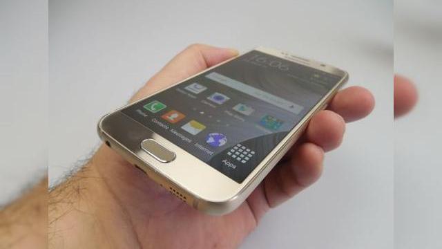 <b>Samsung Galaxy S6 (mini review): telefonul de care Samsung avea nevoie şi o trecere la următorul nivel de calitate (Video)</b>Am petrecut o parte din săptăm&acirc;na trecută &icirc;n compania lui Samsung Galaxy S6 Edge, dar şi a lui Galaxy S6, av&acirc;nd ocazia să testez telefonul flagship al celor de la Samsung timp de c&acirc;teva zile. Aflaţi că mi-au trecut prin...