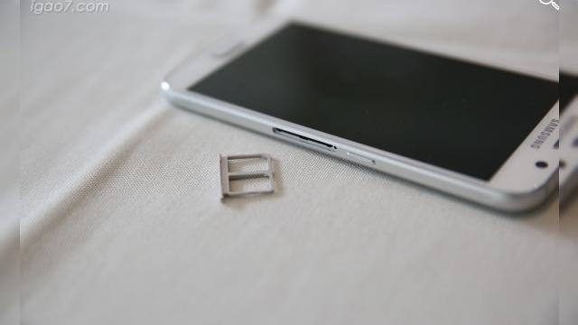<b>Samsung Galaxy S6 în versiunea dual-SIM va sosi pentru început în China; o fotografie live atestă existența acestui model</b>Acum c&acirc;teva zile aici pe Mobilissimo postam &icirc;n premieră informații despre varianta dual-SIM a lui Samsung Galaxy S6, smartphone dezvăluit de un retailer rus alături de preț. Astăzi, o nouă imagine sosită pe web sugerează faptul că...