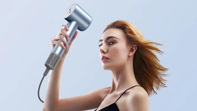 <b>Uscătorul de păr profesional JIGOO H300 acum cu extra reducere pe GeekBuying; Are 2 trepte de viteză și 4 setări de temperatură</b>Pe piață există numeroase uscătoare de păr, dar nu multe oferă ce pune la bătaie acest model JIGOO H300. L-am găsit astăzi în oferta GeekBuying și nu oricum, ci cu o extra reducere despre care aflăm împreună detalii la final de articol