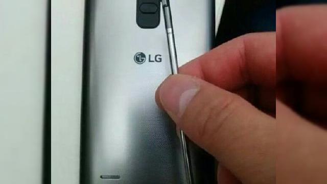 <b>LG G4 ajunge teoretic pe web în noi imagini, ar putea fi de fapt LG G4 Stylus; Vedem şi imagini cu un nou Pen</b>Cu c&acirc;teva zile &icirc;n urma vedeam primele imagini hands on&nbsp;cu ceea ce părea a fi LG G4, flagshipul LG pe acest an. Acum scăparea e completată de contul Weibo Ubuntu Team, o sursă de &icirc;ncredere din China, care aduce noi imagini, ce se...