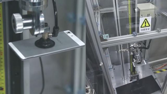 <b>Iată cum realizează cei de la OPPO testele de rezistență pentru smartphone-urile lansate pe piață</b>​După ce i-am văzut pe cei de la OPPO băt&acirc;nd cuie cu ajutorul lui Oppo R5 acum c&acirc;teva luni, astăzi compania chineză ne oferă și o privire din interiorul linei de producție pentru smartphone-urile sale, mai precis asupra...