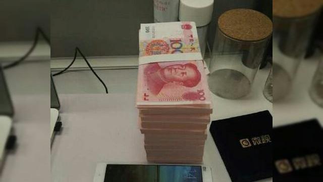 <b>Xiaomi Mi Pad 2 ajunge pe web sub formă de fotografii hands on; Vine cu o carcasă din metal şi sticlă</b>Xiaomi Mi Pad era o tabletă pe care am apreciat-o anul trecut, dacă îmi amintesc eu bine mai ales pentru cameră, baterie şi acustică. Ei bine, ne pregătim acum pentru un succesor, de a cărui existenţa ştiam de ceva vreme, dar primele...