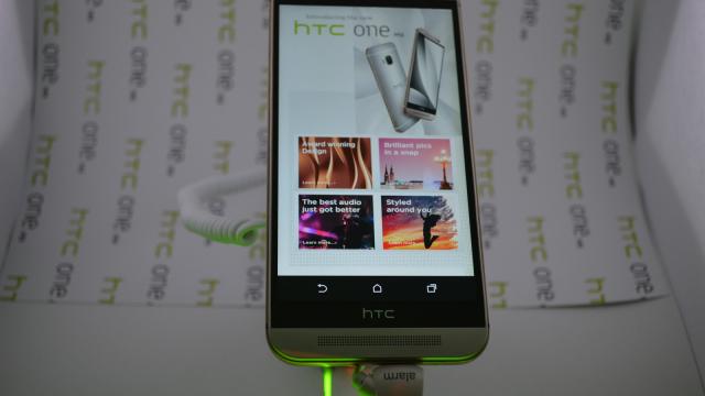 <b>HTC One M9 disponibil în stocurile MarketOnline, evoMAG, QuickMobile și Cel.ro cu prețuri ce pornesc de la 3.198 lei</b>După debutul pe plan local al lui HTC One M9 de aseară, eveniment de la care ne-am întors și cu un mini-review ce poate fi găsit chiar aici, se pare că începând de astăzi retailerii autohtoni încep a comercializa noul...