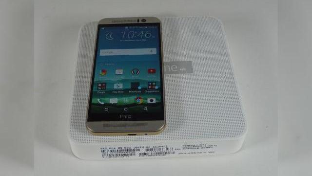 <b>HTC One M9 Unboxing: la cutie nouă, smartphone cu straie (aproape) noi (Video)</b>HTC One M9 a fost anunţat oficial pe 1 martie, la MWC 2015, acolo unde l-am văzut &icirc;n acţiune pentru prima oară. Acum flagshipul HTC pe anul 2015 a ajuns şi &icirc;n Rom&acirc;nia, unde a primit un eveniment de debut pe 31 martie. Ei bine,...