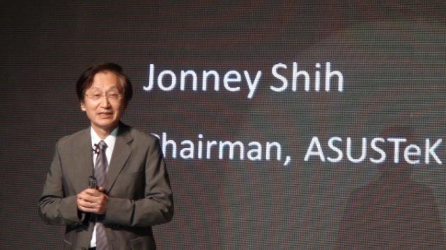 <b>ASUS îşi creşte predicţiile cu privire la numărul de modele smartphone livrate în 2015, la 30 de milioane de unităţi</b>Pentru a treia oara &icirc;n ultimele luni ASUS &icirc;şi ajustează predicţiile cu privire la numărul de smartphone-uri livrate &icirc;n 2015, semn că businessul companiei creşte neaşteptat de bine. Astfel, CEO-ul ASUS, Jonney Shih a anunţat că...