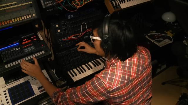 <b>YouTube testează remixuri muzicale generate de AI pentru Shorts</b>YouTube explorează un nou instrument care permite creatorilor să „restilizeze” melodii licențiate folosind AI. Prin această funcție experimentală, un grup restrâns de creatori poate selecta o piesă și folosi o comandă pentru a schimba elemente precum..