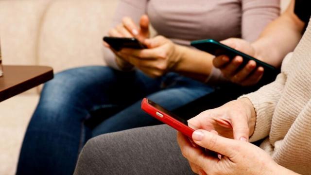 <b>Nomofobia este „boala” de care suferă pasionații tech; Aproape jumătate dintre utilizatorii de smartphone-uri spun că nu pot trăi fără dispozitivele lor</b>Ați auzit vreodată de Nomofobie? De-a lungul timpului am mai tras câte un semnal de alarmă cu privire la această condiție pe care o au tot mai mulți oameni. Statistici relevante pentru 2024 ies la iveală acum prin intermediul unui articol publicat