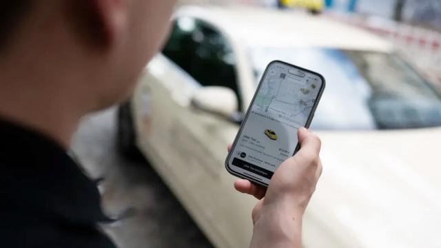 <b>Sunt diferite preţurile la Uber pe Android şi iPhone? Compania de ridesharing ia poziţie oficială</b>Aveam o discuţie cu cineva la un moment dat despre ideea de "profiling" pe aplicaţiile de ride sharing. Mai precis pe Bolt. Eram amândoi în acelaşi restaurant, mergeam la aceeaşi destinaţie, eu aveam suma aferentă cursei 40 de lei