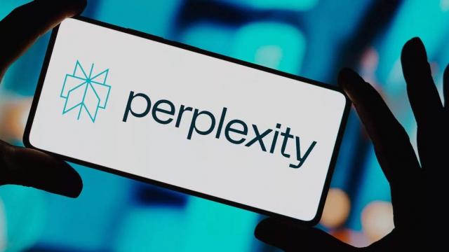 <b>Perplexity lansează un asistent AI pentru Android: provocare pentru Google Gemini</b>Perplexity a anunțat un asistent AI dedicat utilizatorilor Android, capabil să controleze aplicații și să execute sarcini complexe în mod autonom, precum rezervări la restaurante, comandarea unui Uber sau setarea de mementouri. Noua tehnologie permite..