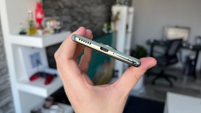 <b>Huawei nova 13 Pro: Conectivitate limitată din motivele cunoscute, dar stă bine la Wi-Fi</b>Pe partea de conectivitate avem pe Huawei Nova 13 Pro un emiţător infraroşu, Bluetooth 5.2, port USB-C 2.0, suport 4G, Wi-Fi 6, GPS dual band, Glonass, BDS, Galileo, QZSS, NavIC. Are şi NFC. Suntem limitați la 4G, deoarece Huawei nu mai