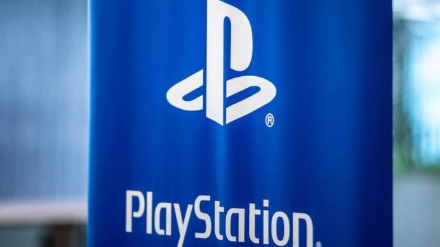 <b>Sony oferă 5 zile gratuite de PlayStation Plus; PSN revine online după o pană globală de 24 de ore</b>Ieri am relatat despre problemele majore ale PlayStation Network, care a fost offline la nivel global timp de 24 de ore. Detalii complete despre impactul întreruperii și reacțiile utilizatorilor pot fi găsite în articolul nostru anterior. Între timp, Sony
