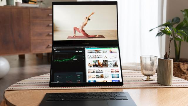 <b>Zenbook DUO (UX8406) ajunge în România; laptop cu două ecrane OLED și hardware actualizat</b>ASUS lansează în România a doua ediție a laptopului Zenbook DUO (UX8406CA), un model echipat cu două ecrane OLED 3K de 14 inchi și refresh rate de 120Hz. Dispozitivul este construit în jurul unui procesor Intel Core Ultra 9 (Seria 2), include 32 GB RAM