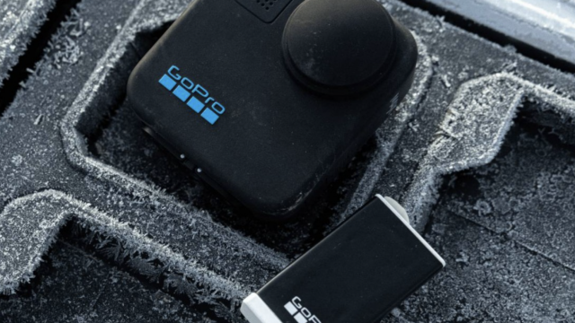 <b>GoPro MAX 360 primește versiune nouă după cinci ani: filmare 5.6K, editare cu AI</b>GoPro revine în forță pe piața camerelor de actiune cu captură panoramică prin lansarea noului GoPro MAX 360, prima actualizare semnificativă după cinci ani. Deși păstrează rezoluția video de 5.6K, modelul aduce o serie de 