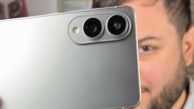 <b>Galaxy S25 Edge surprins în funcțiune înainte de lansare; video-ul unui YouTuber confirmă detalii cheie</b>Un YouTuber a reușit să pună mâna pe un Galaxy S25 Edge complet funcțional și a publicat un demo video, oferind primele detalii concrete despre noul flagship Samsung. Clipul confirmă un design extrem de subțire și specificații de top, iar telefonul...